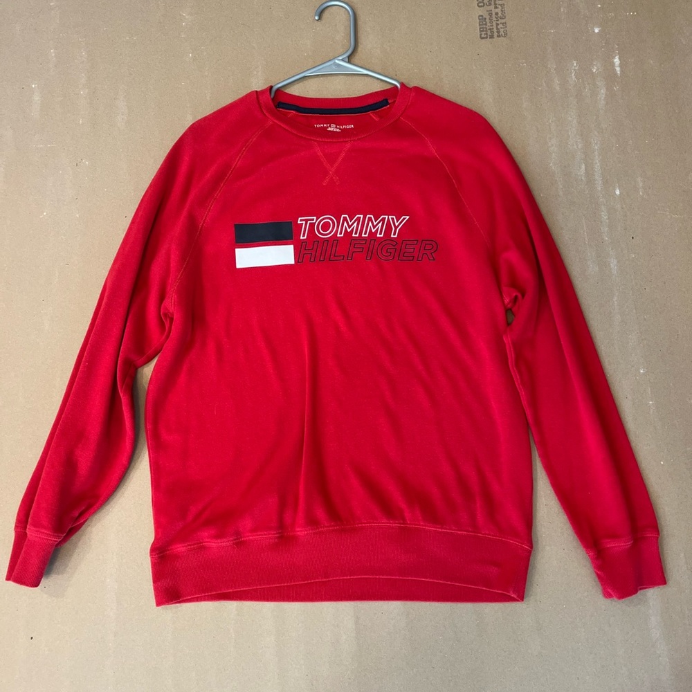 “Medium” Tommy Hilfiger Crewneck 🔴